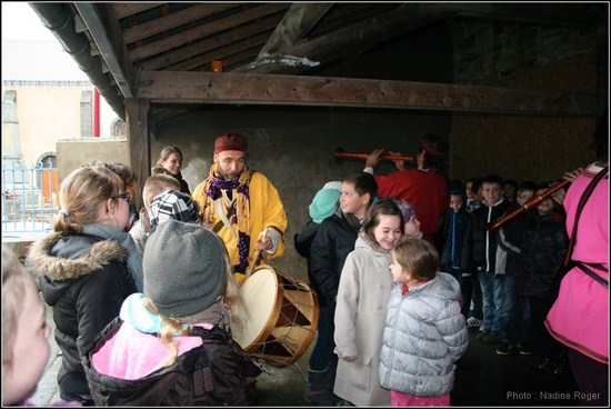 Aubade pour les enfants de l'école de Roz Landrieux par le groupe de musique médiévale Waraok